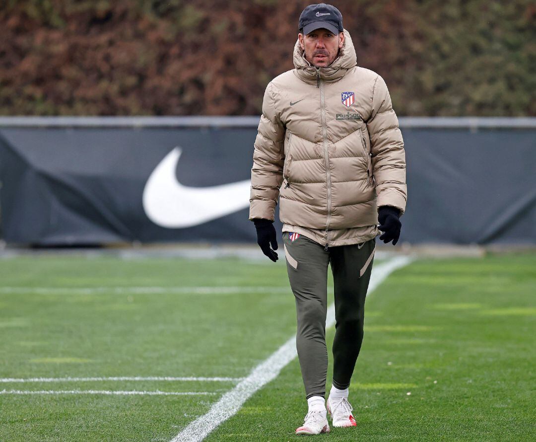 El entrenador del Atlético de Madrid, Diego Simeone, durante el entrenamiento