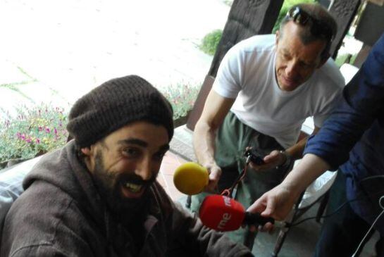 El enviado especial de la SER a Katmandú, junto a uno de los alpinistas que ha pasado por las aldeas destruidas