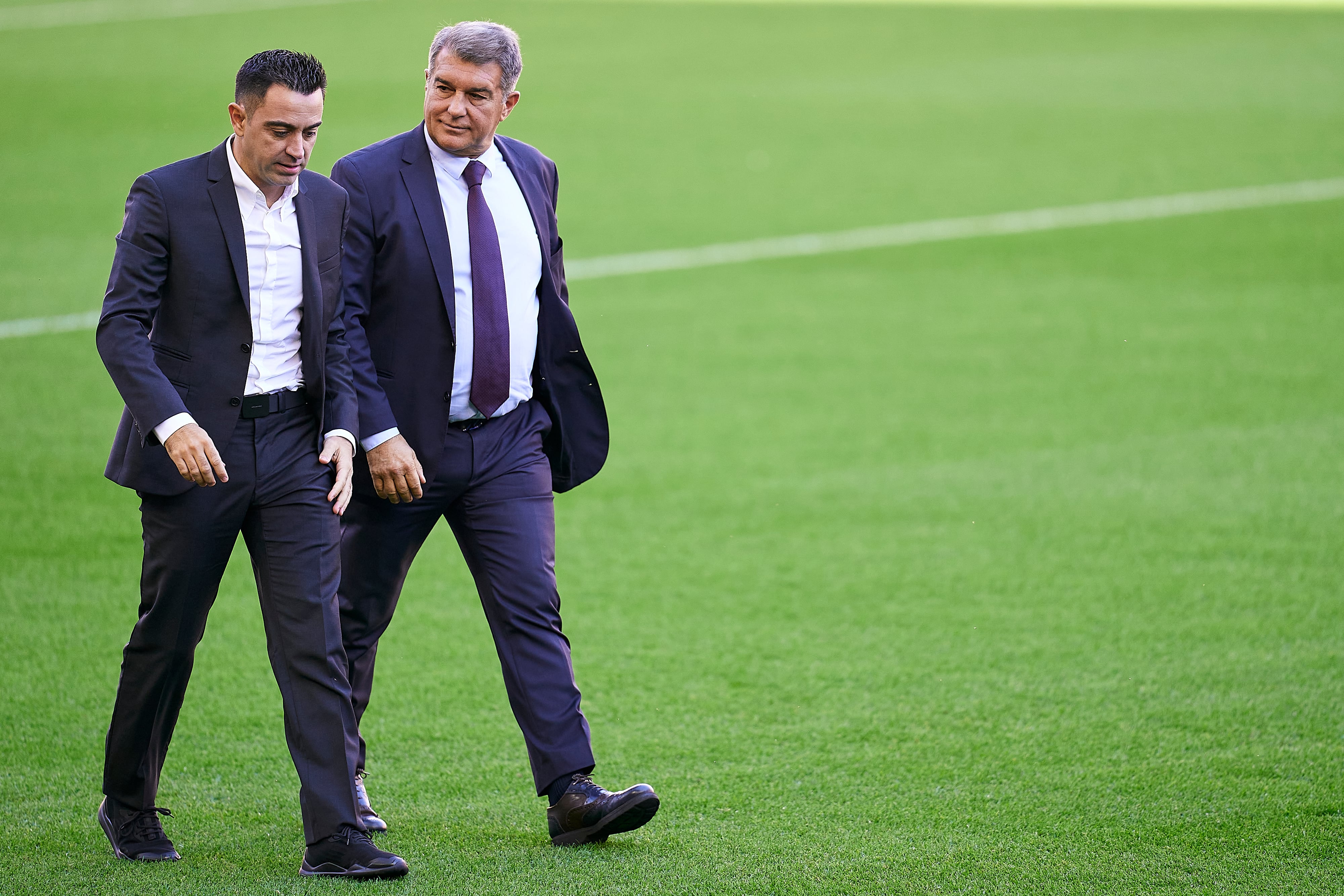 Xavi Hernández y Joan Laporta hablan en la presentación del técnico en 2021