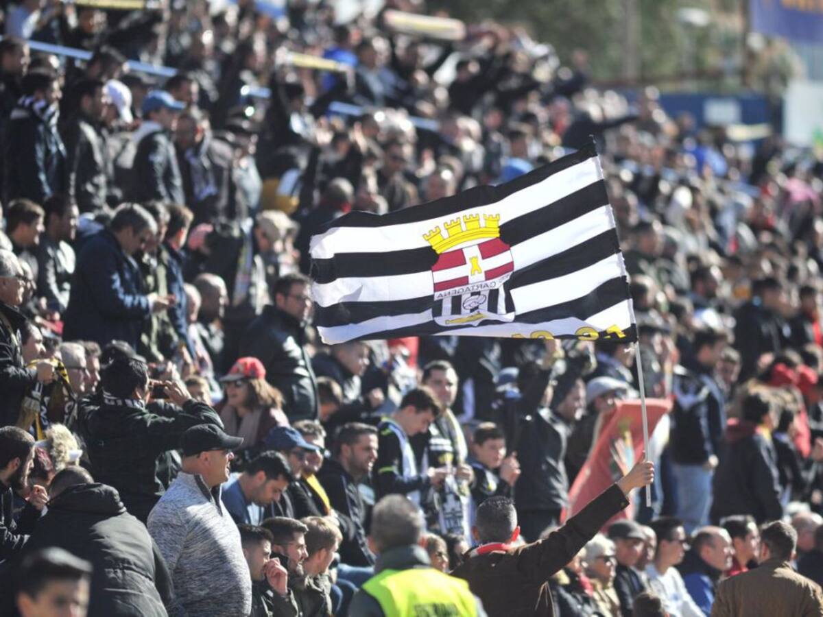 La afición responde y acompañará al Efesé a Almería