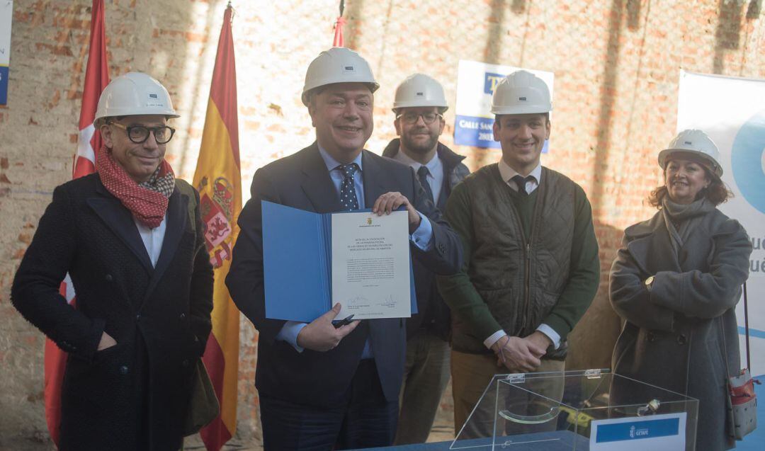 Fernando Lázaro (en el centro, en segundo plano) y Paz Álvarez (1d) en el acto de inicio de las obras del &#039;Espacio Mercado&#039; a finales de 2014. En la imagen también el ex alcalde, Juan Soler, (2i) el concejal A.J. Mesa (2d) o el arquitecto Joaquín Torres (