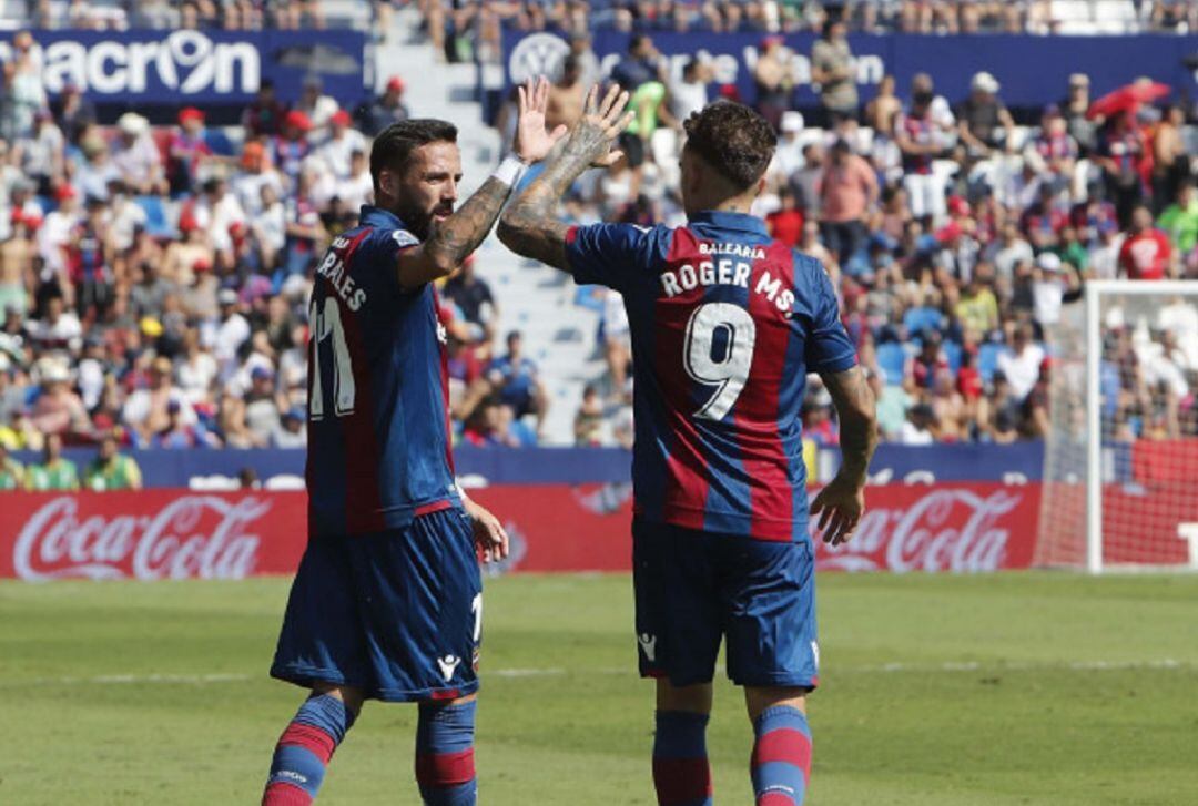 Morales y Roger celebran un gol en Orriols