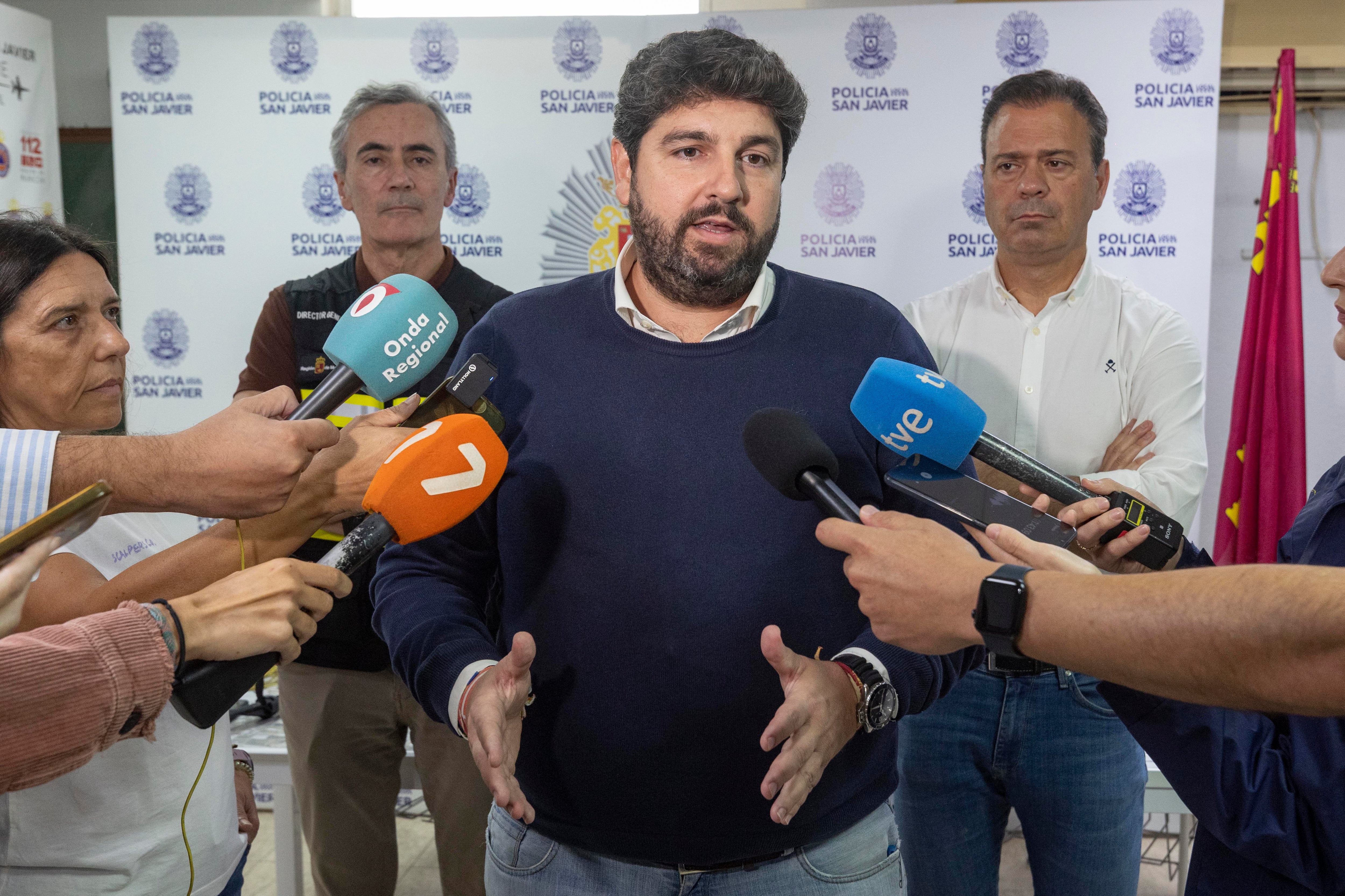 SAN JAVIER (MURCIA), 11/10/2025.- El presidente de la Comunidad de Murcia, Fernando López Miras (c), y el director general de Emergencias, Pedro Vicente (i), atienden a la prensa con motivo de la reunión que han mantenido con los miembros del Consejo de Gobierno este sábado en el Centro de Seguridad de San Javier (Murcia). La Comunidad Autónoma de Murcia, atendiendo a la petición del alcalde de Los Alcázares, Mario Pérez, ha comunicado que ya no es necesaria la presencia de la Unidad Militar de Emergencias en la población. López Miras ha informado en su cuenta de la red X de esta circunstancia y ha agradecido a los efectivos militares su colaboración y disposición a ayudar en las tareas de limpieza de Los Alcázares. EFE/Marcial Guillén
