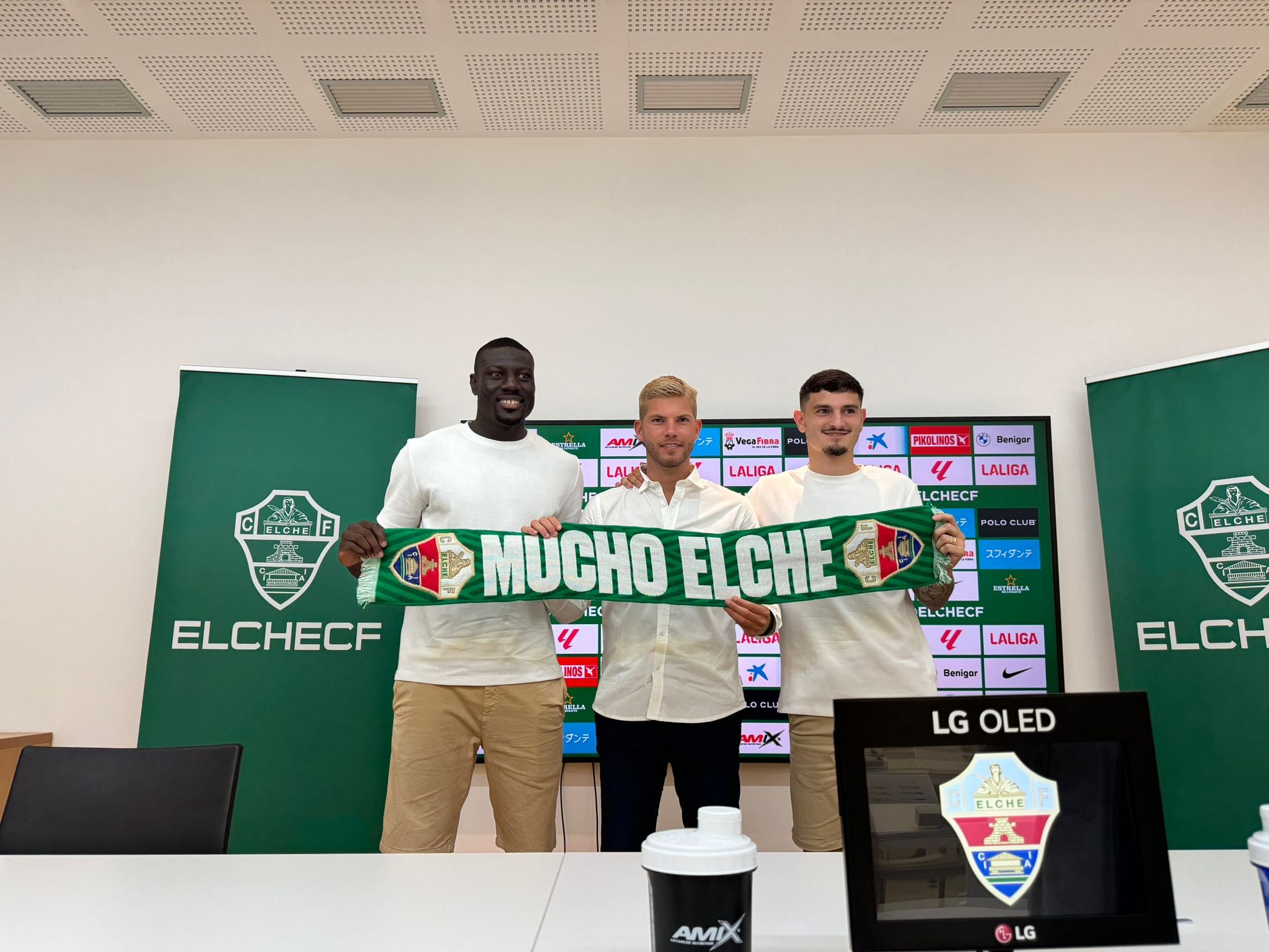 De izquierda a derecha: Bambo Diaby, Pedro Schinocca y Agustín Álvarez durante la presentación