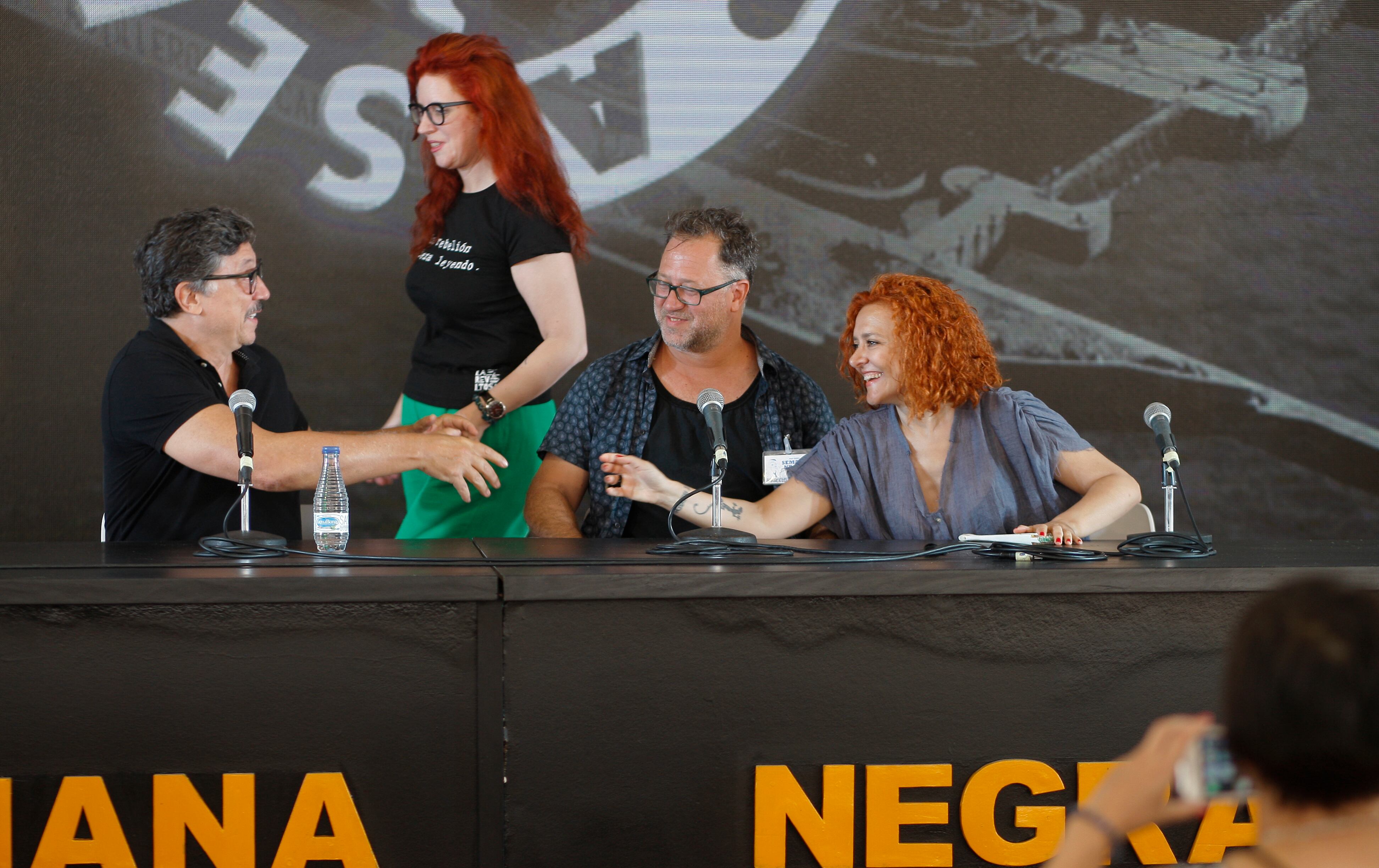 GIJÓN, 15/07/2022.- Los escritores Carlos Bardem (i) premio Dashiell Hammet 2022, Bibiana Candia (2i) premio Espartaco de novela histórica, Marcelo Guerrieri (2d), premio Celsius de ciencia ficción, y Marta Prieto (d), Premio Memorial Siverio Cañada, este viernes tras conocerse las decisiones de los jurados que otorgaron los galardones. EFE/ Juan González
