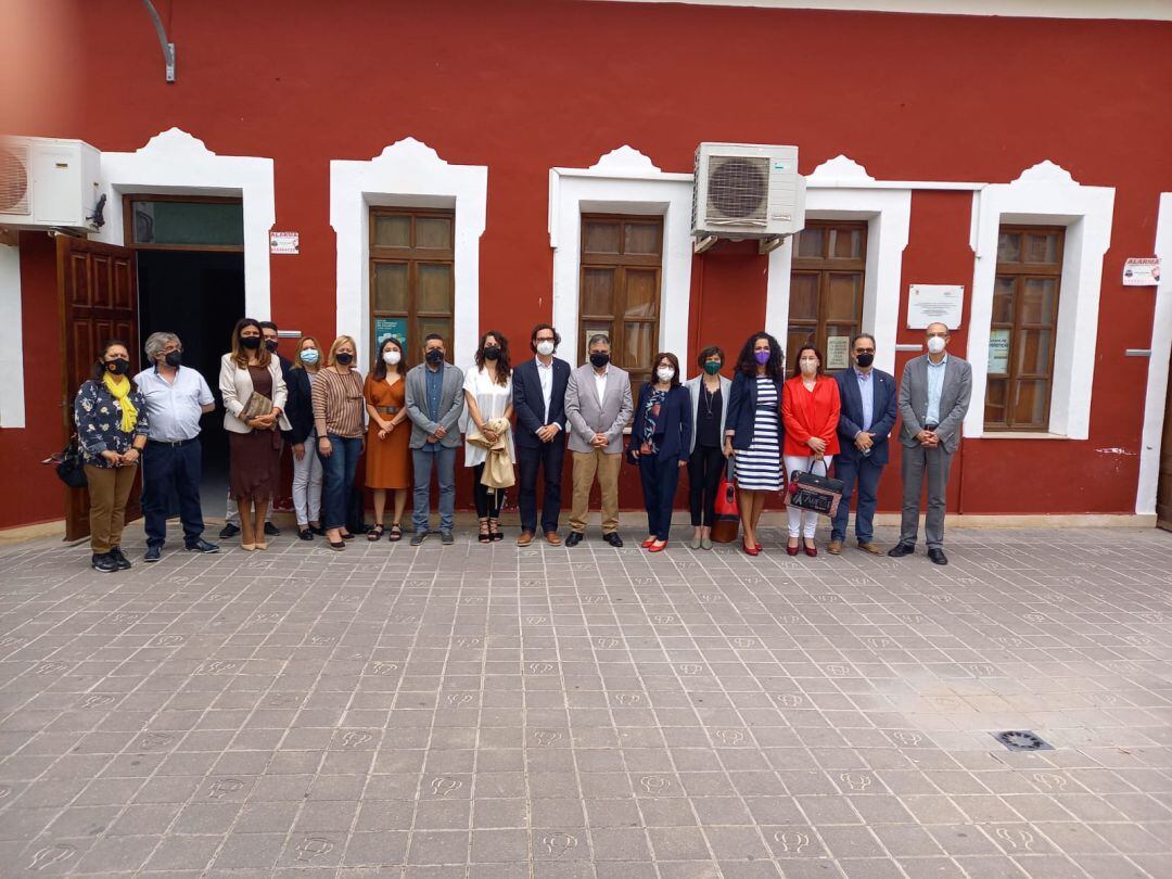 Los presentes en el encuentro, en el Patio de La tercia