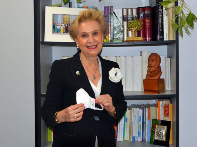 Carmen Quintanilla muestra una de las mascarillas artesanales realizadas por las mujeres socias de Afammer, al inicio de la pandemia