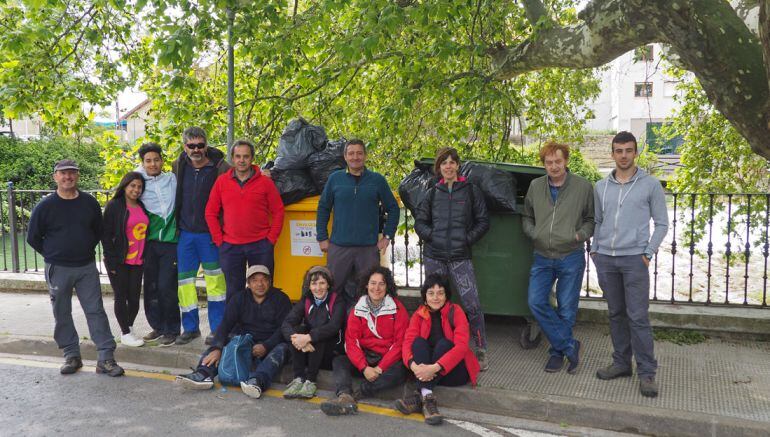 Parte del voluntariado que ha limpiado el río Cidacos en Tafalla