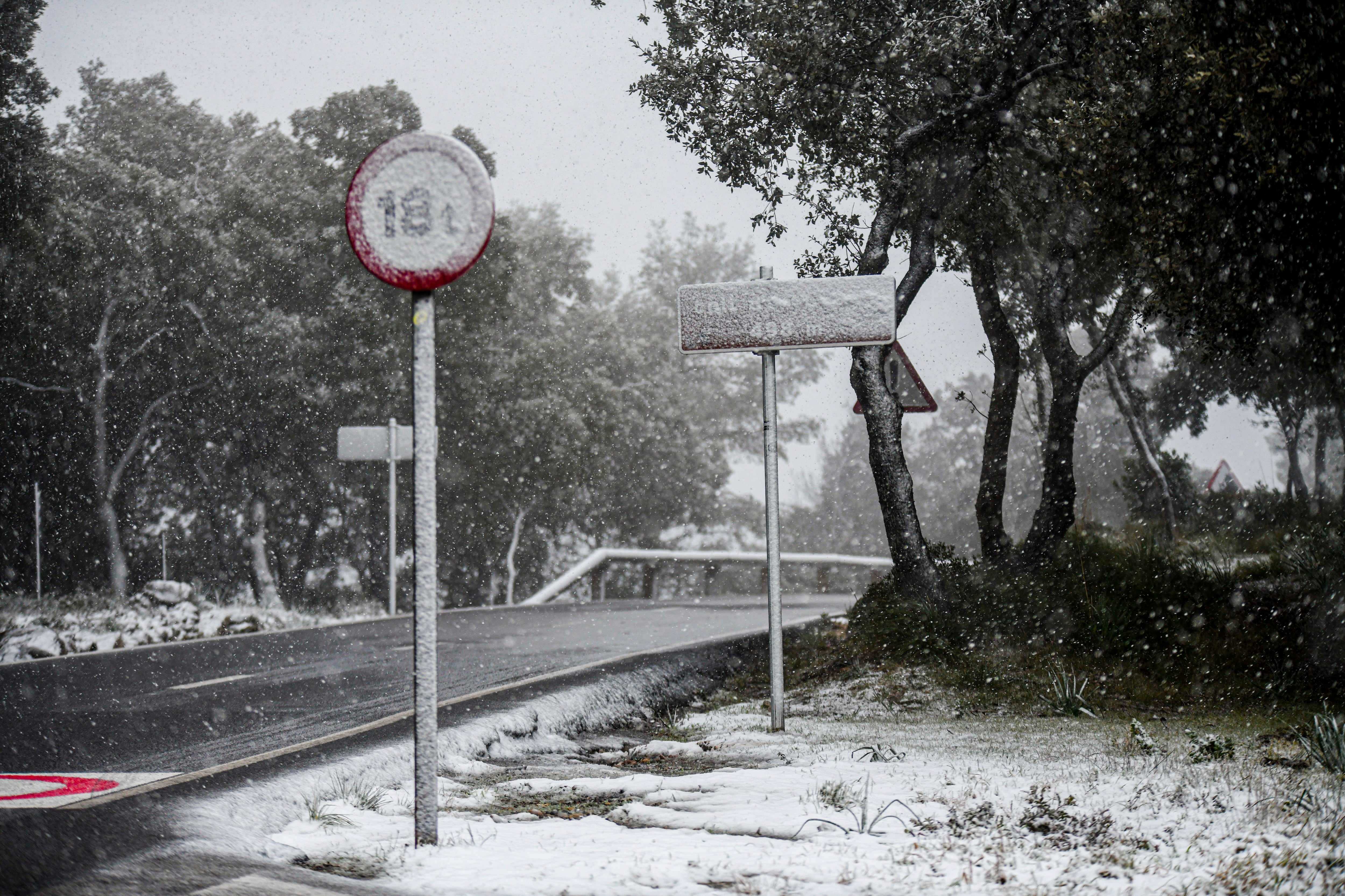 Vista de un carretera de la región mallorquina de Valldemossa cubierta por la nieve caída.