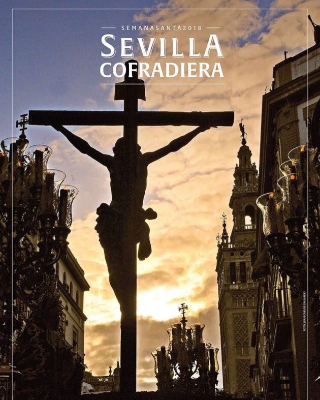 Espectacular fotografía de Juan Carlos Gallardo que ilsutra la portada de la revista Sevilla Cofradiera