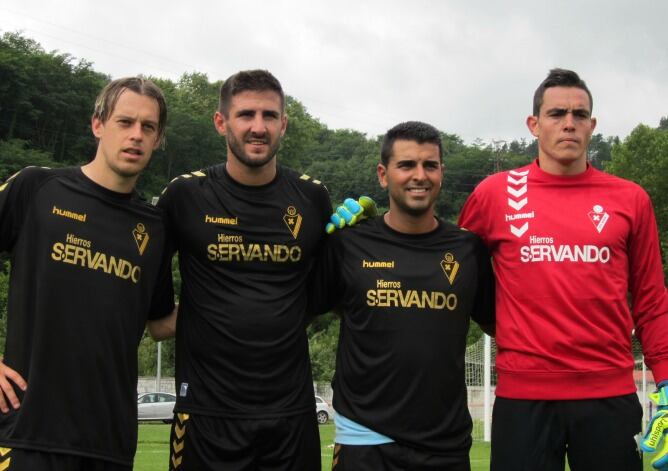 Javi Lara, Navas, Angel Rodríguez y Jaime Jiménez posan antes de la primera sesión en Bergara.