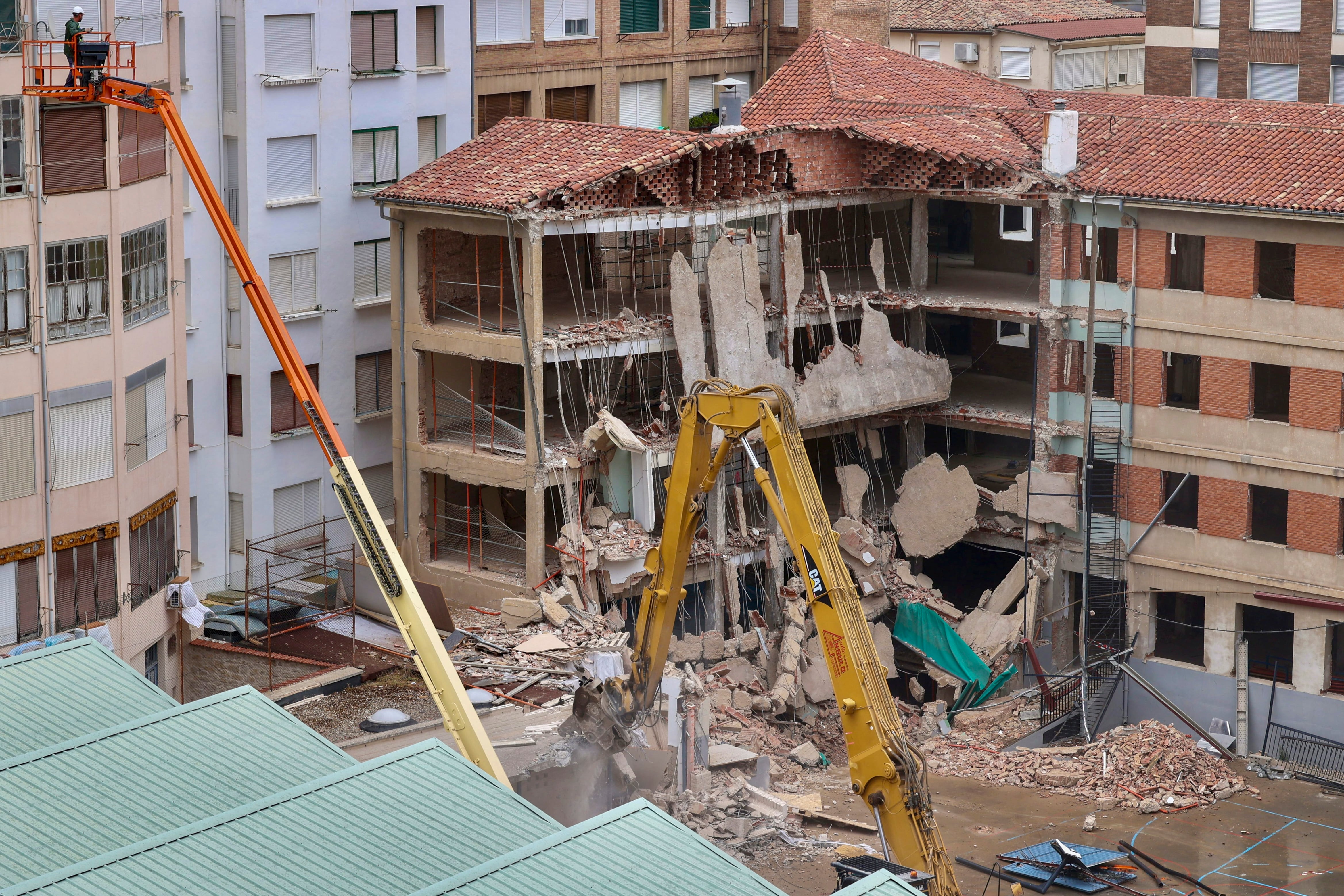 LOGROÑO, 27/07/2023.- Esta tarde del jueves, con la ayuda de una máquina de demolición de grandes dimensiones, ha comenzado la demolición controlada del edificio anexo al colegio Adoratrices de Logroño que se derrumbó el pasado martes y que causó la muerte de un trabajador al quedar sepultado bajo los escombros. EFE/Raquel Manzanares