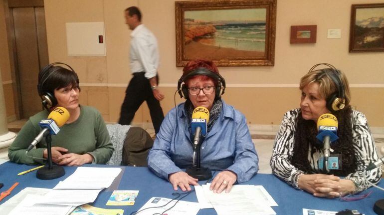 Lola Moreno, en el centro, en Solinavidad, maratón solidario de recogida de alimentos y donación de sangre impulsado por la Cadena SER.