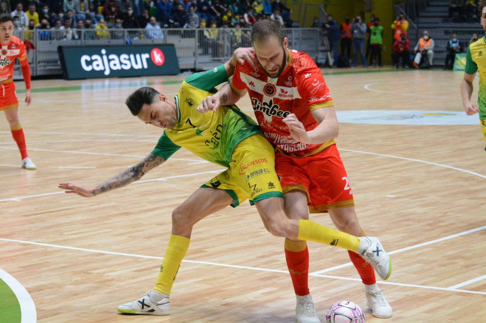 Solano pelea un balón con un jugador del Jaén Paraíso Interior