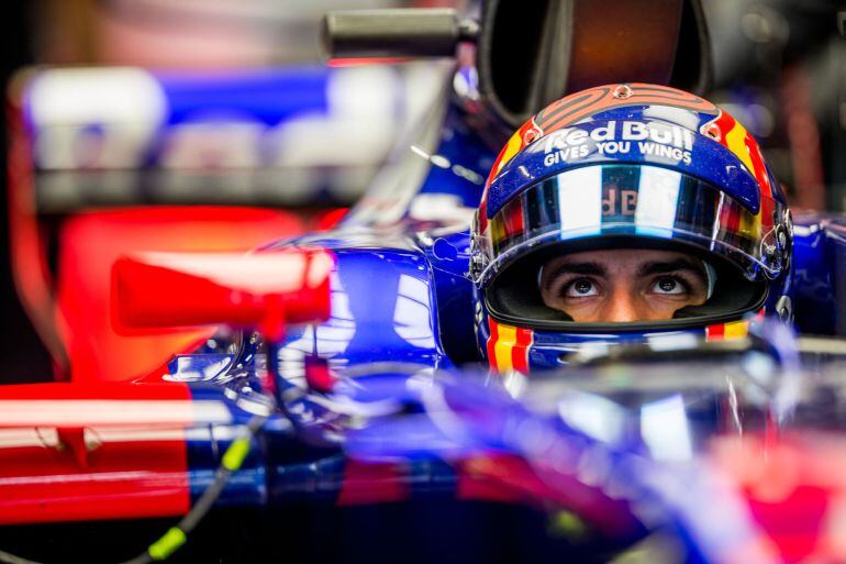 Carlos Sainz, dentro de su Toro Rosso