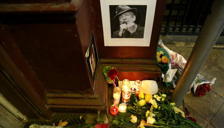 Homenaje a Leonard Cohen a las puertas del Hotel Chelsea in Manhattan, Nueva York