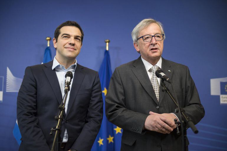 Alexis Tsipras (izq.), primer ministro de Grecia junto a Jean Claude Juncker (der.), titular de la Comisión Europea.