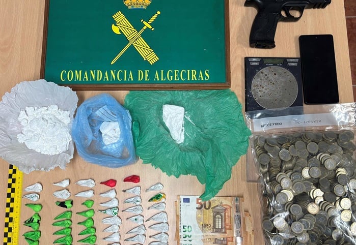 Droga y armas intervenidas al desmantelar cinco puntos de venta de droga en San Roque