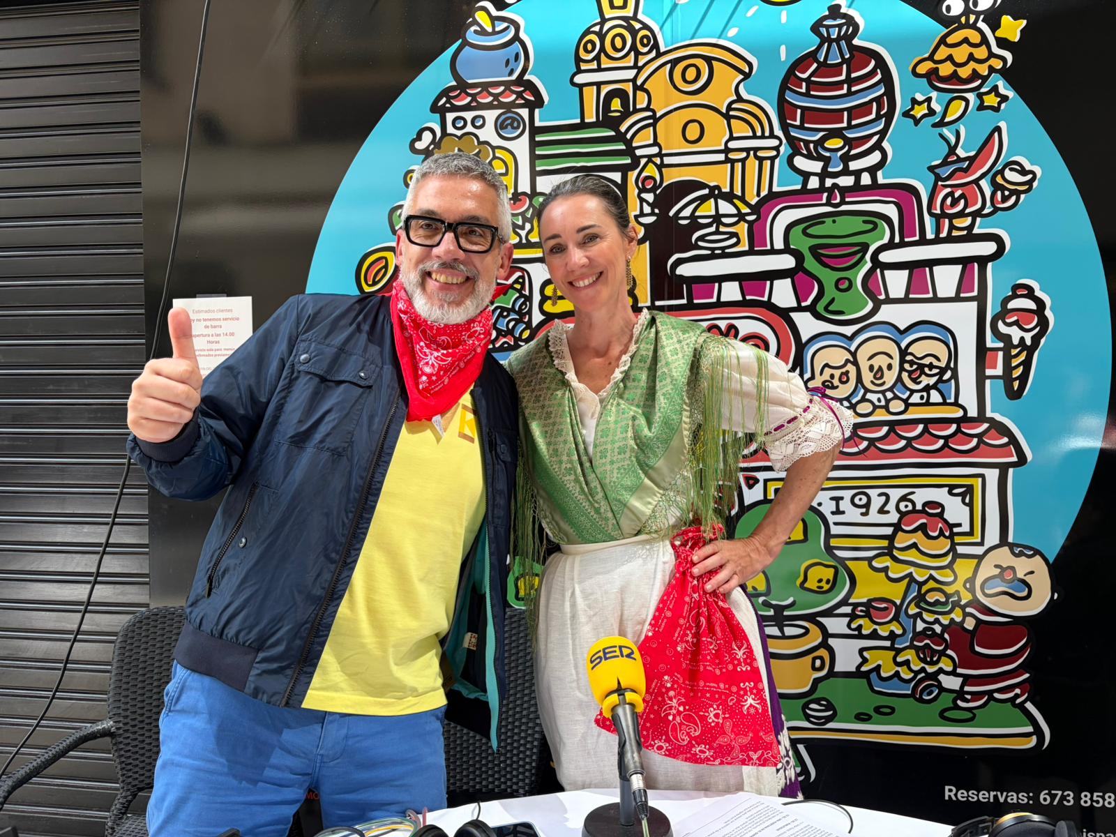 Paco Sánchez, director y presentador de Hoy por Hoy Murcia, junto a Ishtar Espejo, directora de la Fundación Aladina, durante el programa especial emitido desde la calle Radio Murcia con motivo del Bando de la Huerta.