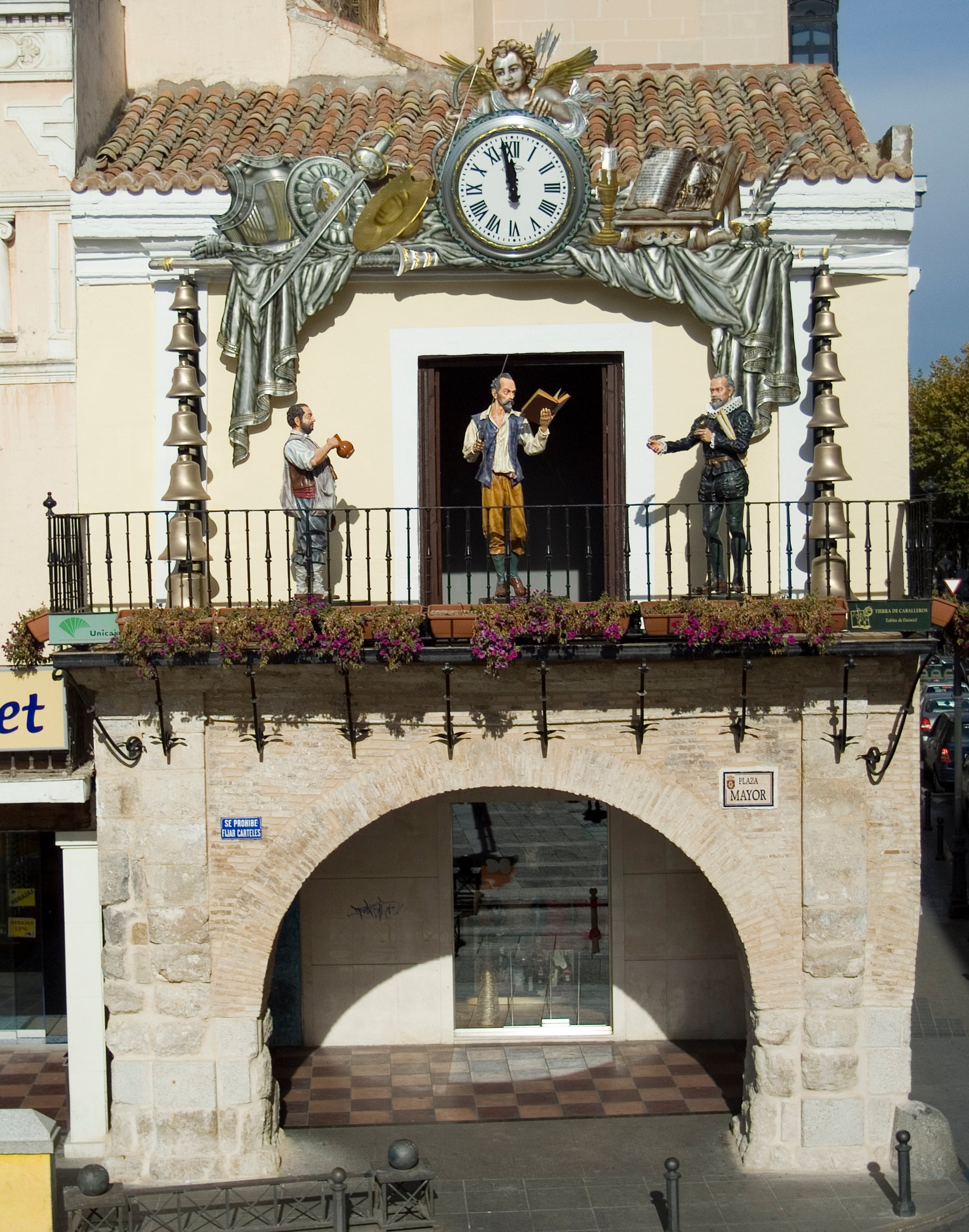 Personajes cervantinos en el Reloj Carillón de la Plaza Mayor de Ciudad Real