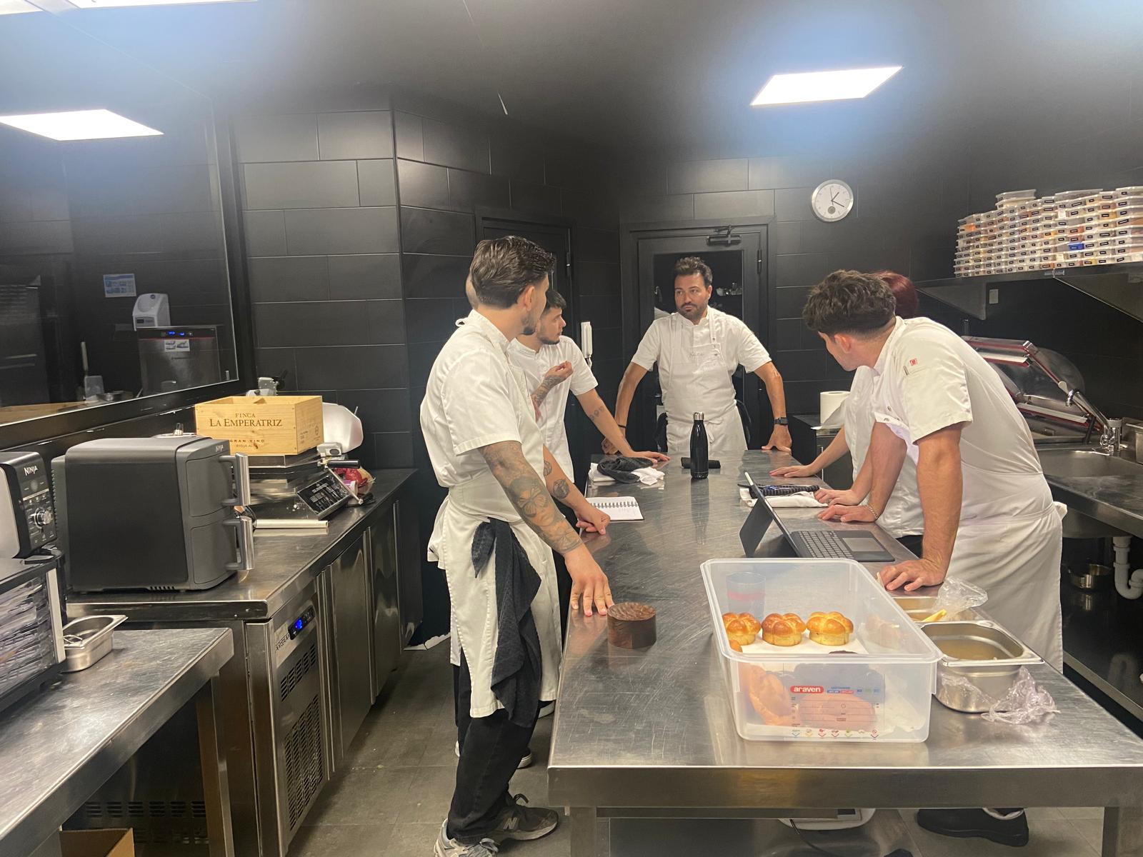 Pablo Montoro y se equipo en una de las cocinas del restaurante Espacio Montoro