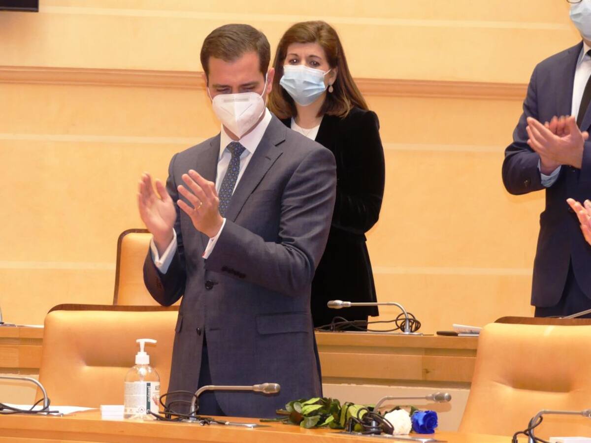 El pleno del Ayuntamiento de Segovia rinde homenaje a José Luis Huertas