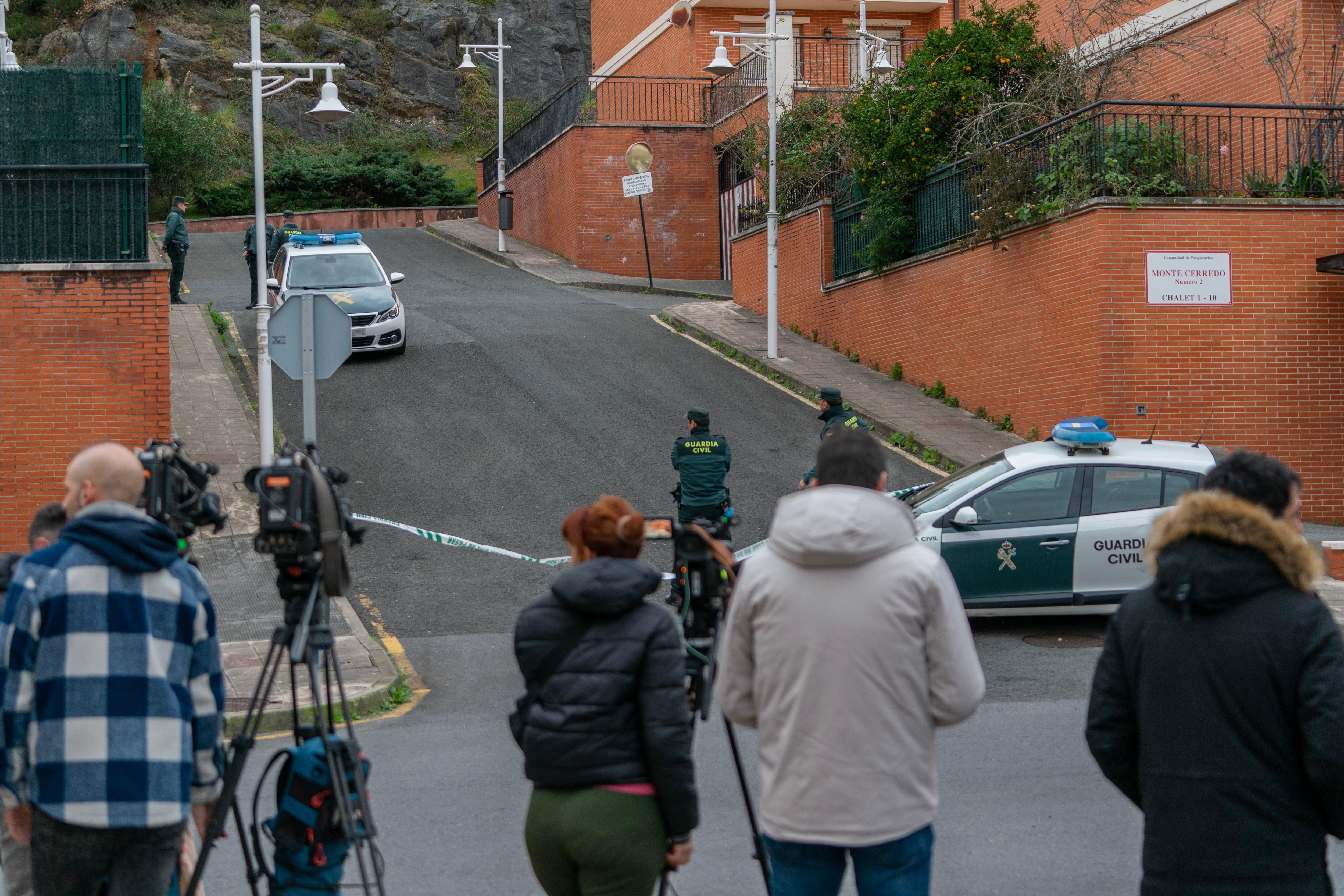 Vista de los alrededores del lugar de los hechos, en Castro Urdiales este jueves. Dos menores, de 13 y 16 años, han sido detenidos por su implicación en la muerte de su madre, cuyo cadáver apareció en la noche del miércoles en el interior de un coche en Castro Urdiales. EFE/Román G. Aguilera