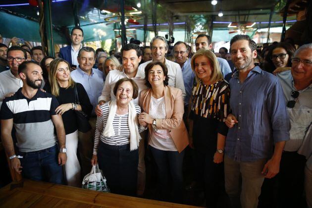 Soraya Sáenz de Santamaría (c) rodeada de compañeros de partido durante el acto con el que cierra su campaña electoral