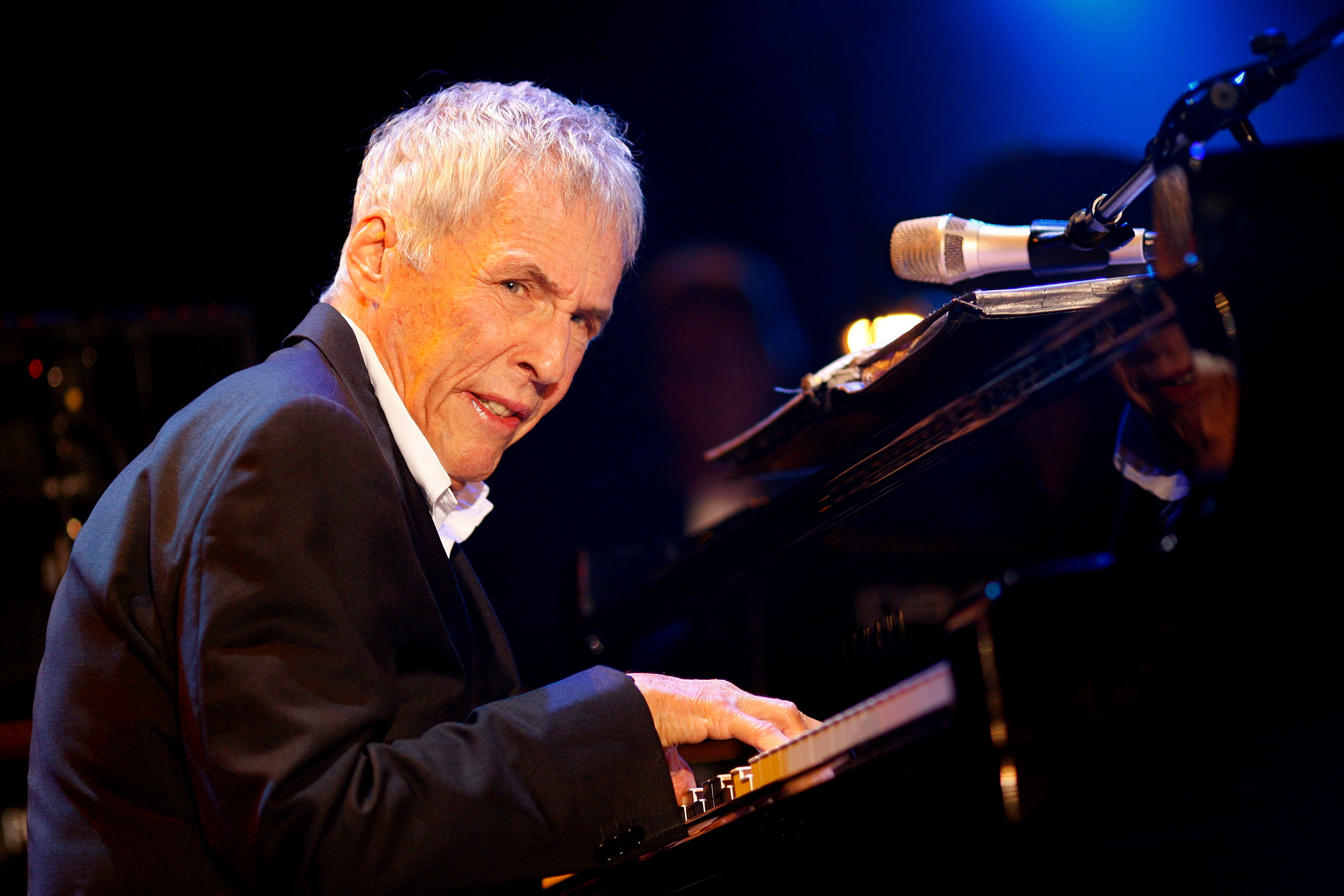 Fotografía de archivo fechada el 11 de julio de 2009 del compositor y pianista Burt Bacharach e el Festival de Jazz en Rotterdam (Países Bajos).