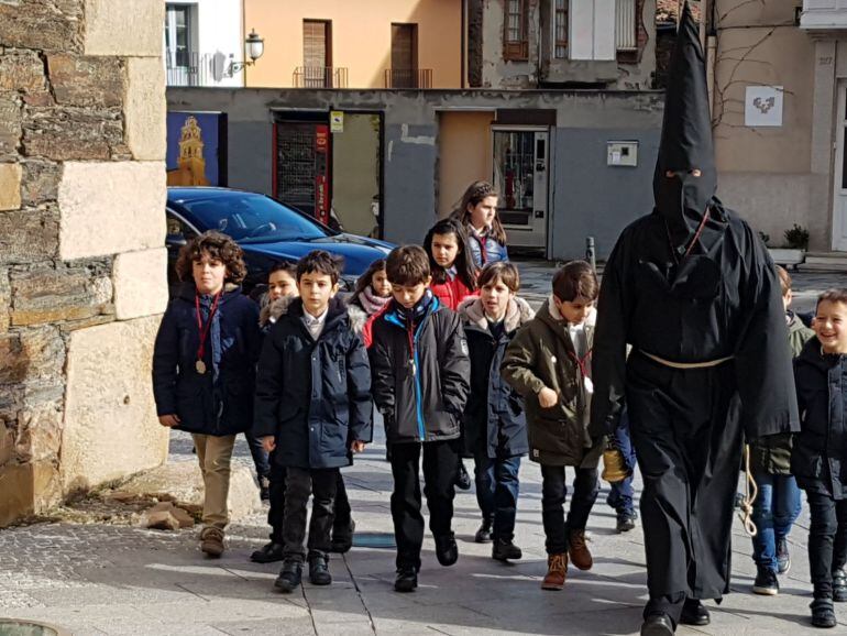 El Lambrión Chupacandiles, anuncia la Semana Santa