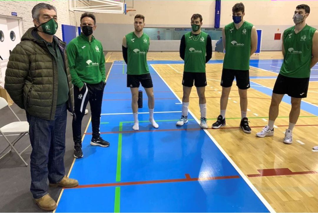 El presidente ha pasado revista a la plantilla del Unicaja Almería.