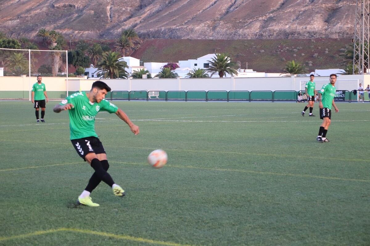 Un jugador del Unión Sur Yaiza con el balón.