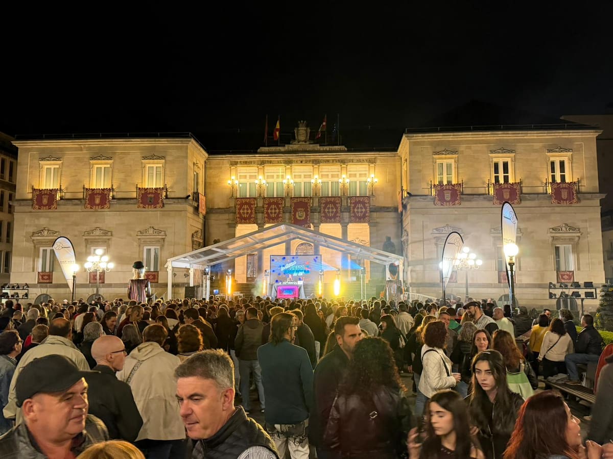 "La clássica fiesta ochentera" llena de ritmos bailables la Plaza de la Provincia