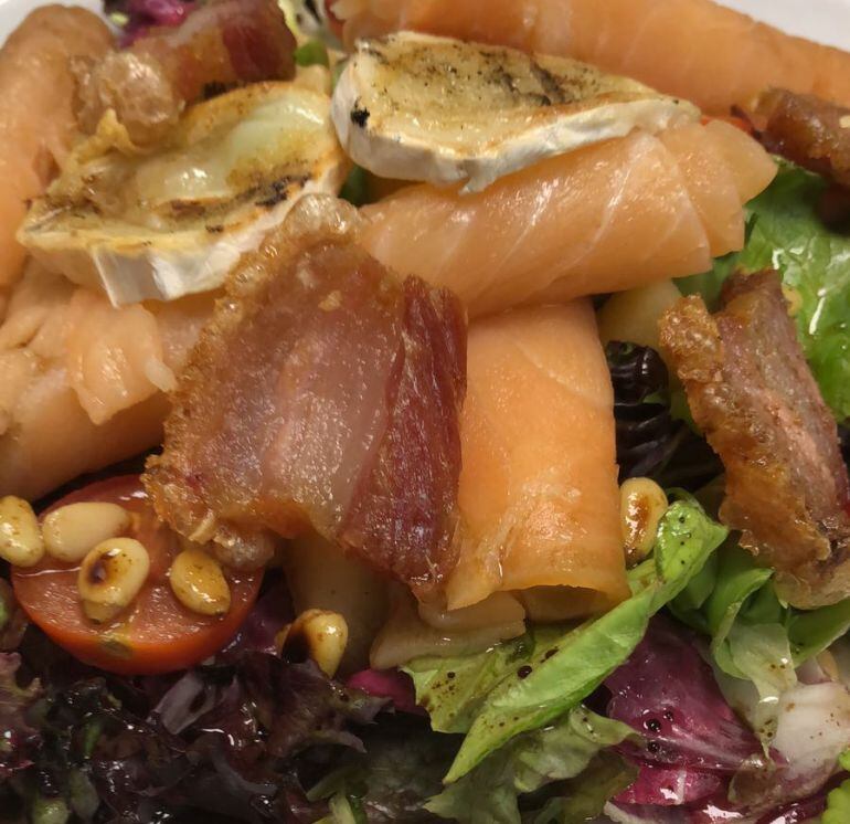 Ensalada de salmón marinado, panceta de Soria, piñones de Pedrajas y queso de cabra