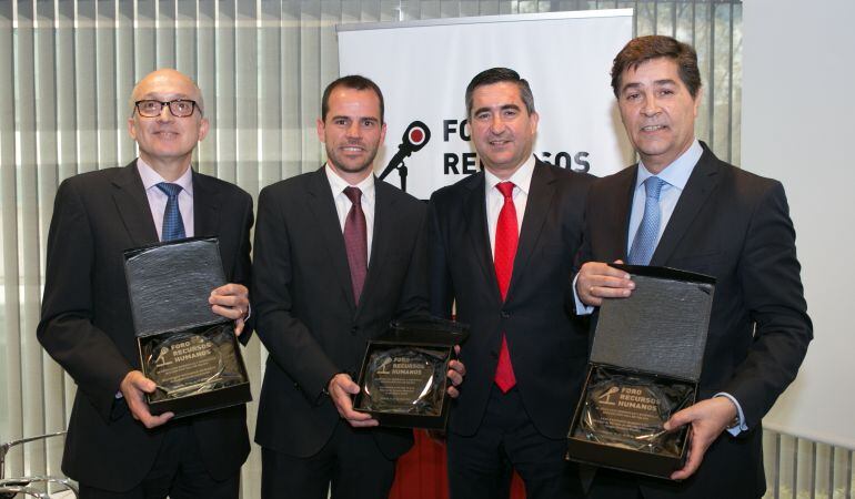 El director general de RR.HH. del Ayuntamiento de Alcobendas, Andreu Agustí, recoge el Premio del Foro de los Recursos Humanos junto a los otros galardonados 