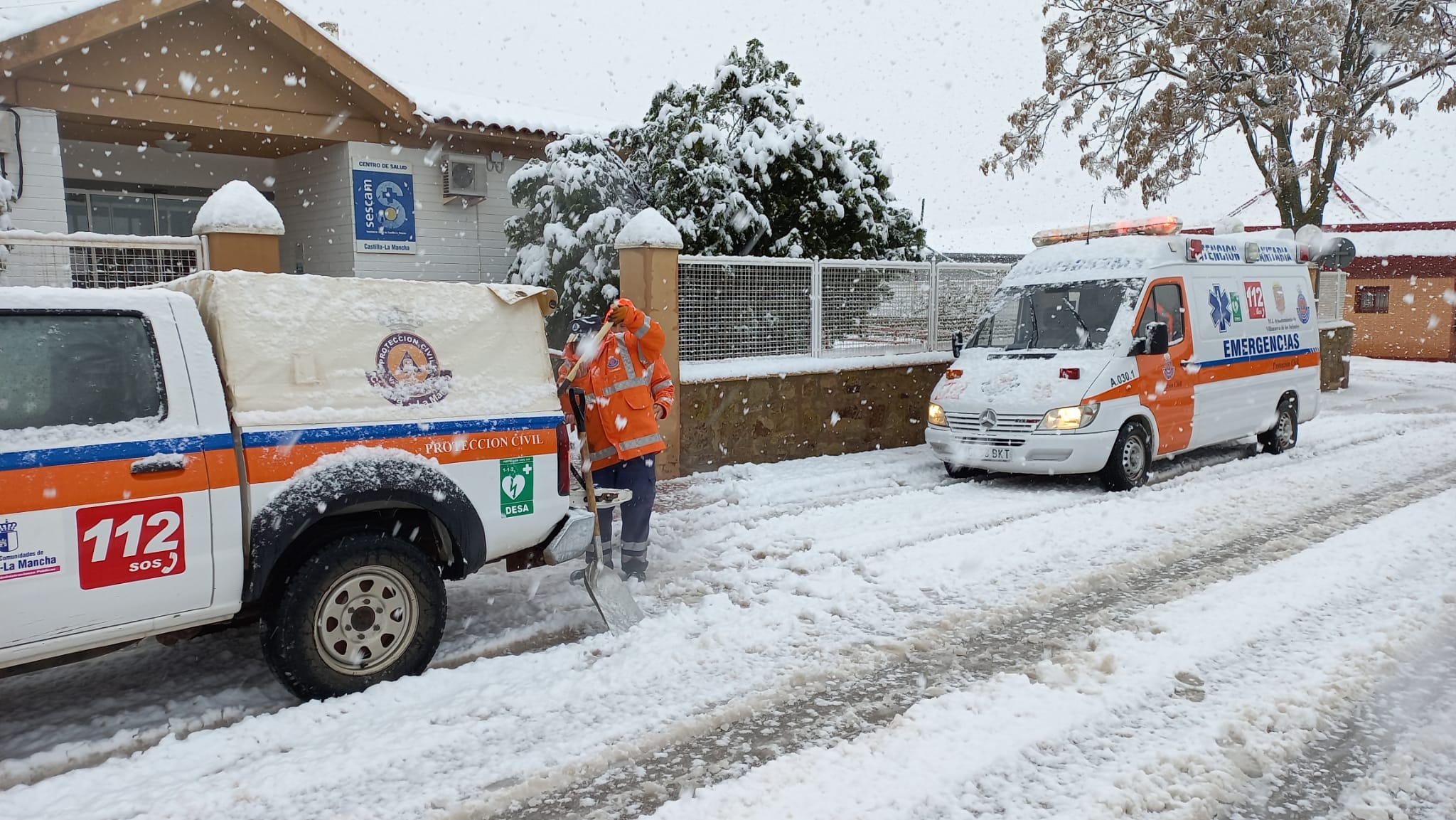 Imagen de los trabajos de protección Civil de Villanueva de los Infantes y de Emergencias 1006, durante la nevada de este martes 5 de abril 2022