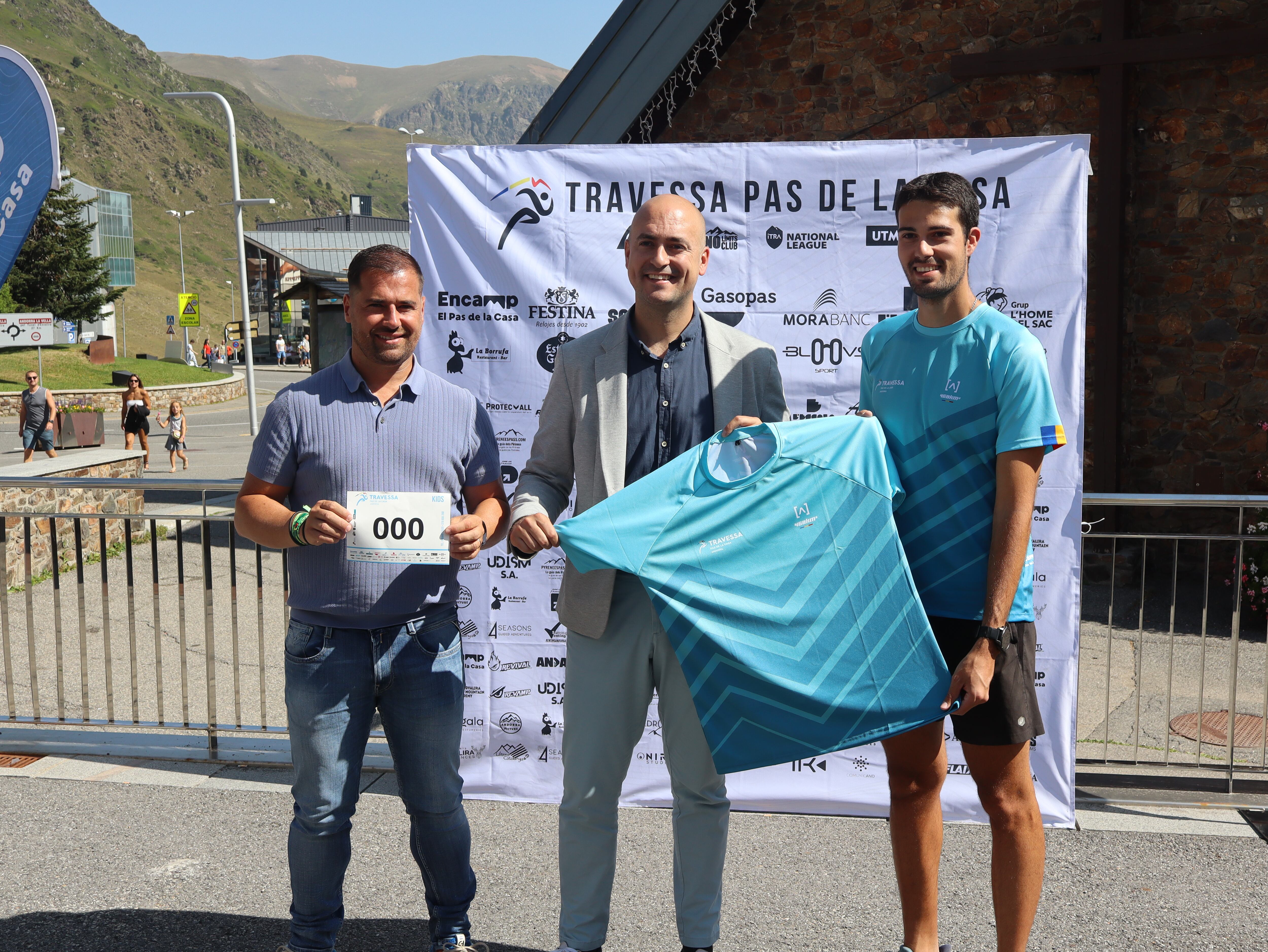 El cònsol menor i el conseller d'Esports d'Encamp, Xavi Fernández i Nino Marot, amb el director de la Travessa del Pas de la Casa, Rui da Costa.