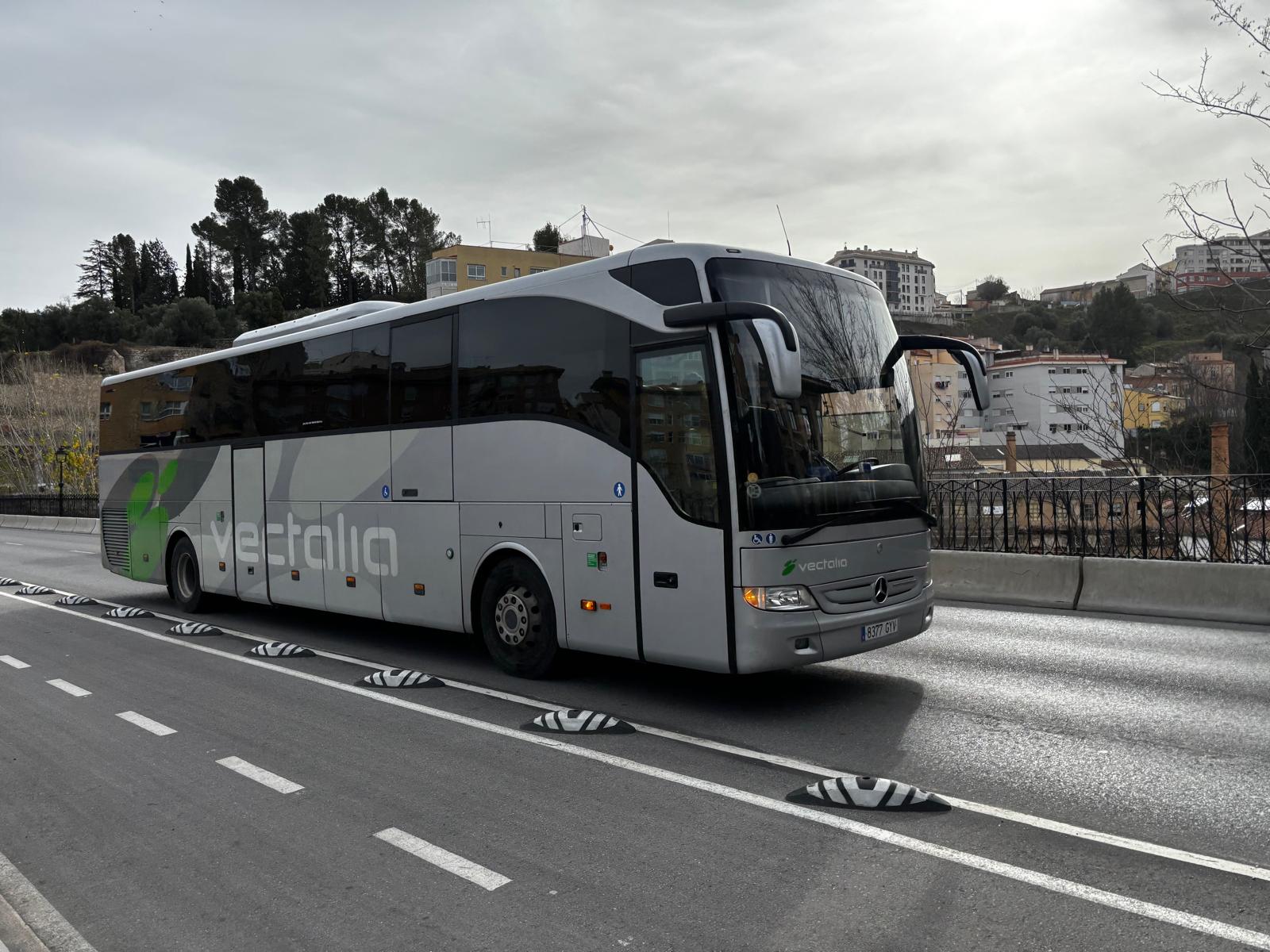 El autobús de la línea específica para trasladar a estudiantes del IES Andreu Sempere a los centros provisionales va circulando por el puente de Cervantes.