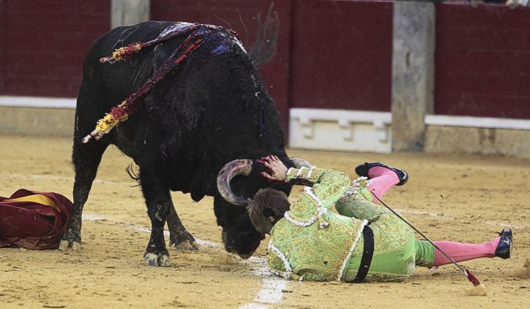 Javier Jiménez en la cogida que sufrió al entrar a matar al tercer toro de la tarde, primero de su lote