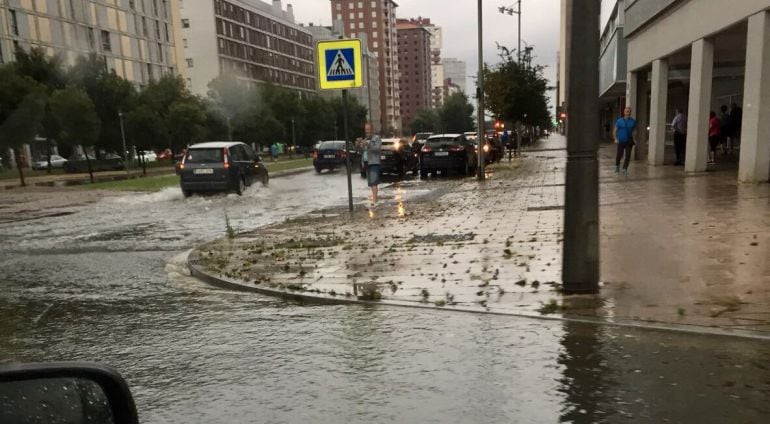 La fuerte tormenta dejó calles anegadas y garajes inundados