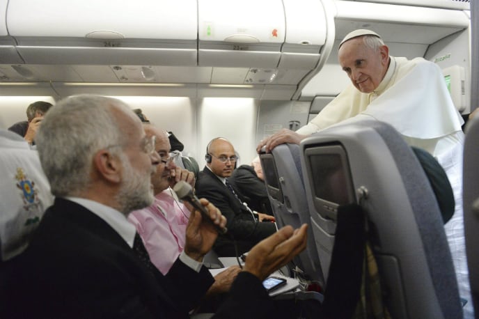 El papa Francisco en el avión de vuelta de la JMJ celebrada en Río de Janeiro