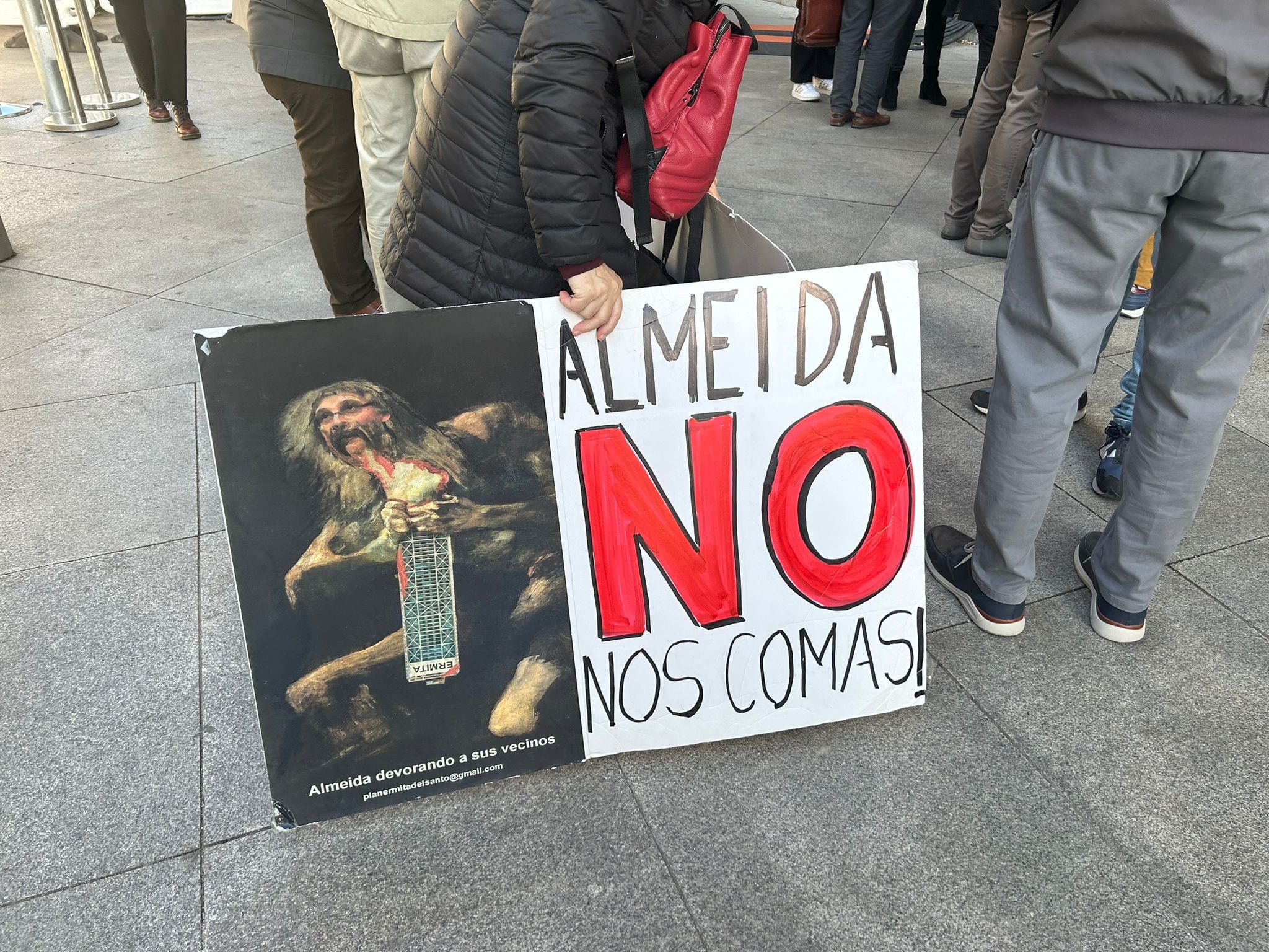 Cartel de una de las vecinas del movimiento &quot;No al Pelotazo Ermita del Santo&quot;