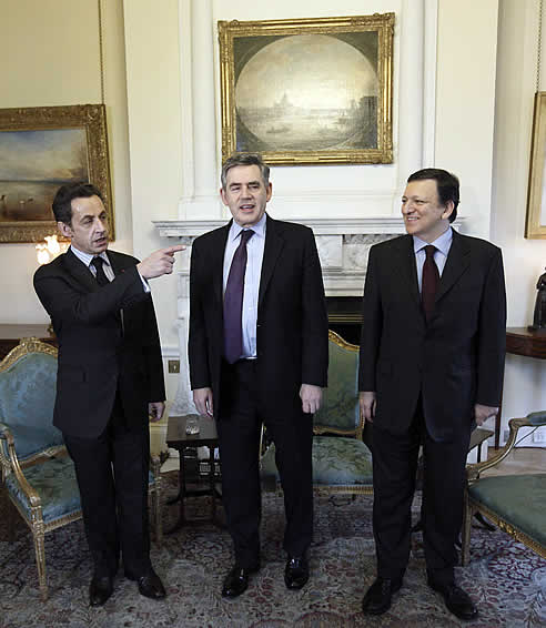 Nicolas Sarkozy, Gordon Brown y Durao Barroso momentos antes de la reunión