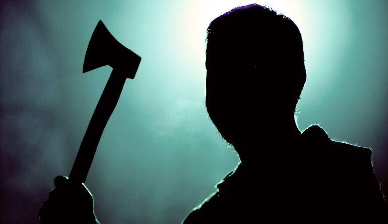 Imagen de archivo de un hombre usando un hacha