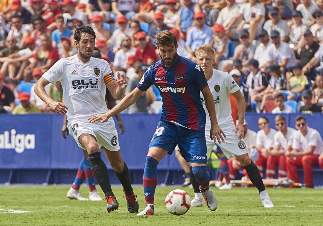 Campaña y Parejo disputan un balón