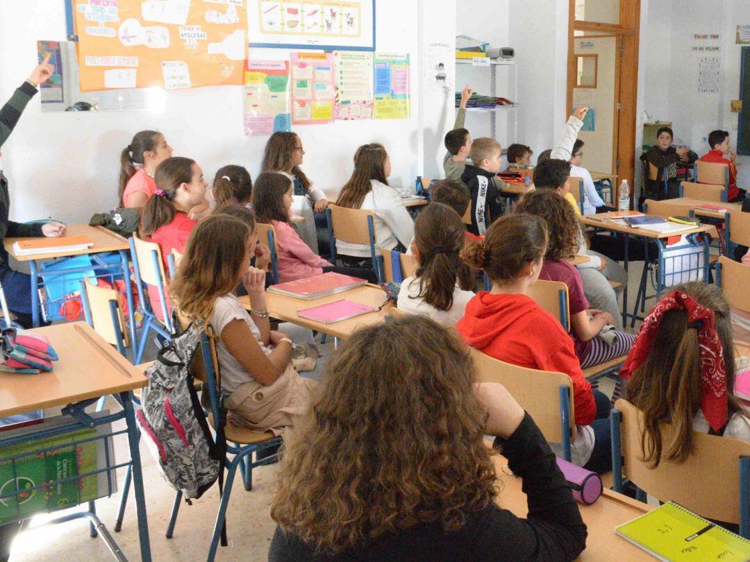 Jóvenes en una clase en San Roque.