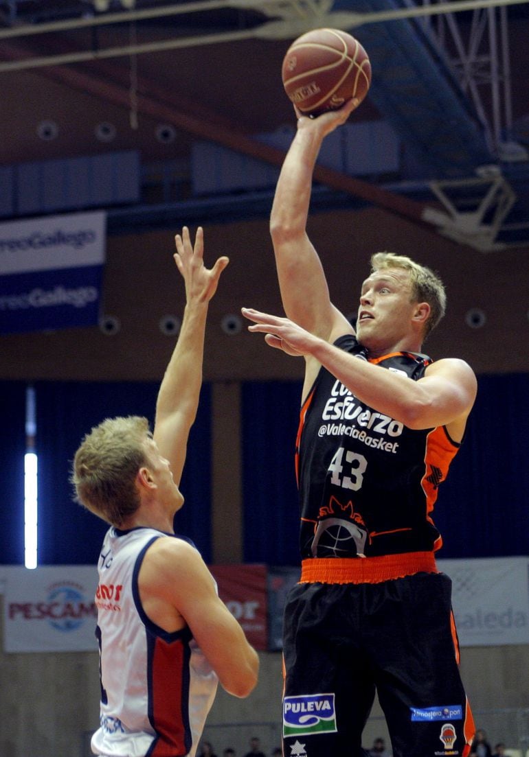 GRA097 SANTIAGO DE COMPOSTELA,  El jugador del Valencia Basket Luke Sikma lanza a canasta ante la oposición del alero del Obradoiro Haws Tyler, durante el encuentro de la jornada 25 de la fase regular de la liga ACB disputado hoy en el Multiusos de Sar de