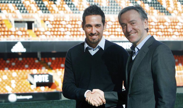 GRA374. VALENCIA, 20012016.- Fotografía cedida por el Valencia CF del exfutbolista Vicente Rodríguez (i) quien se ha incorporado a la secretaría técnica del Valencia que dirige Jesús García Pitarch(d) , según ha informado hoy el club valencianista. EFE La