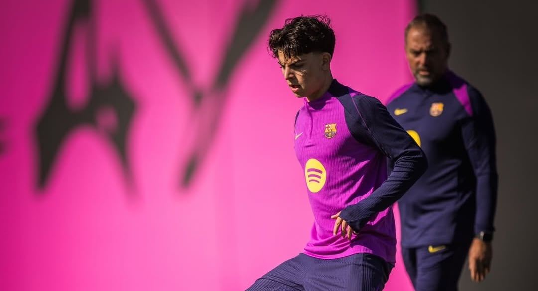 Xavi Espart, en un entrenamiento con Flick de fondo.