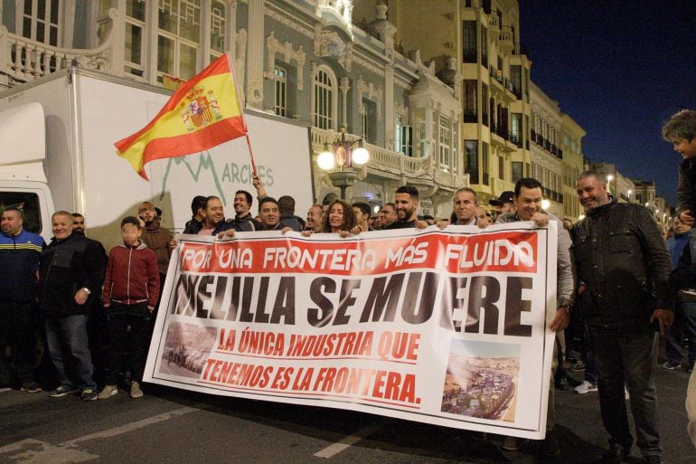 Cientos de personas se han manifestado en el centro de Melilla en una protesta convocada por comerciantes y hosteleros de la ciudad autónoma, bajo el lema &quot;Melilla se muere&quot;, para reclamar más fluidez en los pasos fronterizos con Marruecos. 